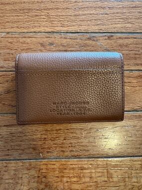 Mark Jacobs Wallet THE LEATHER SMALL BIFOLD WALLET COLOR: ARGAN OIL